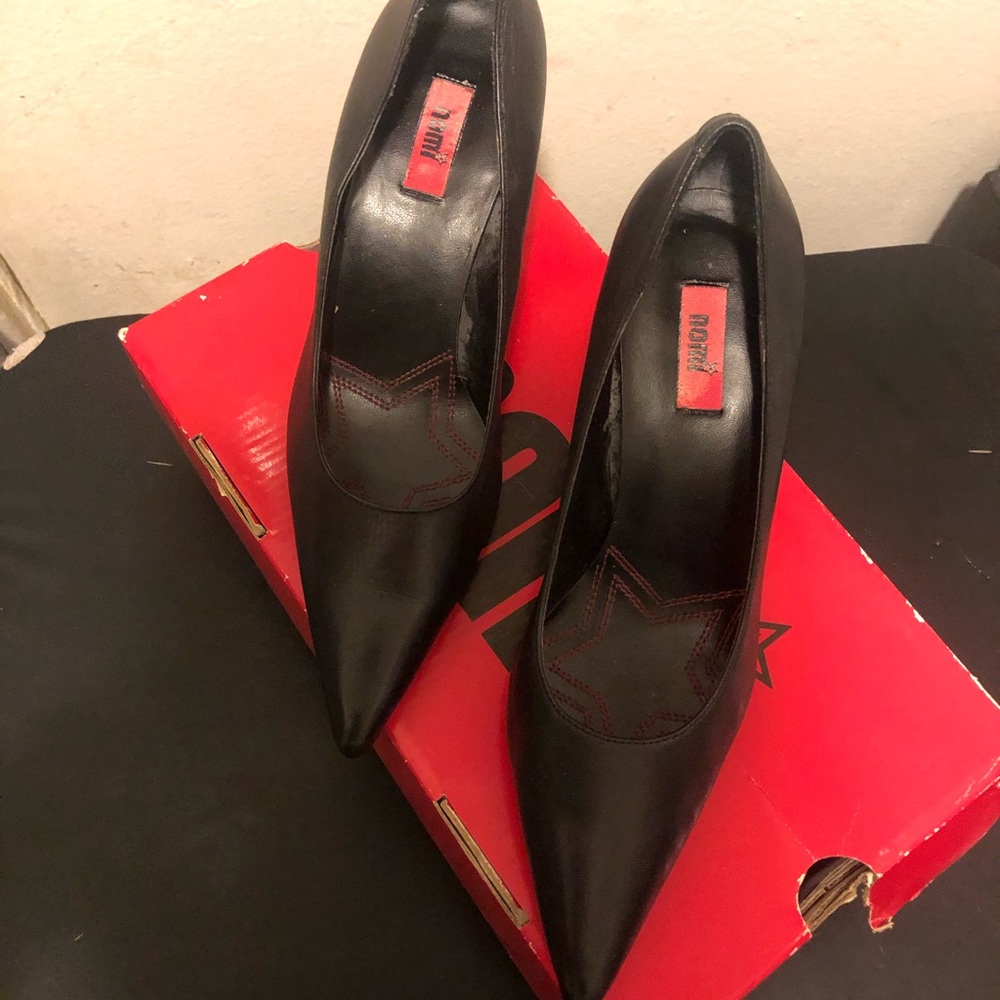 Black pumps